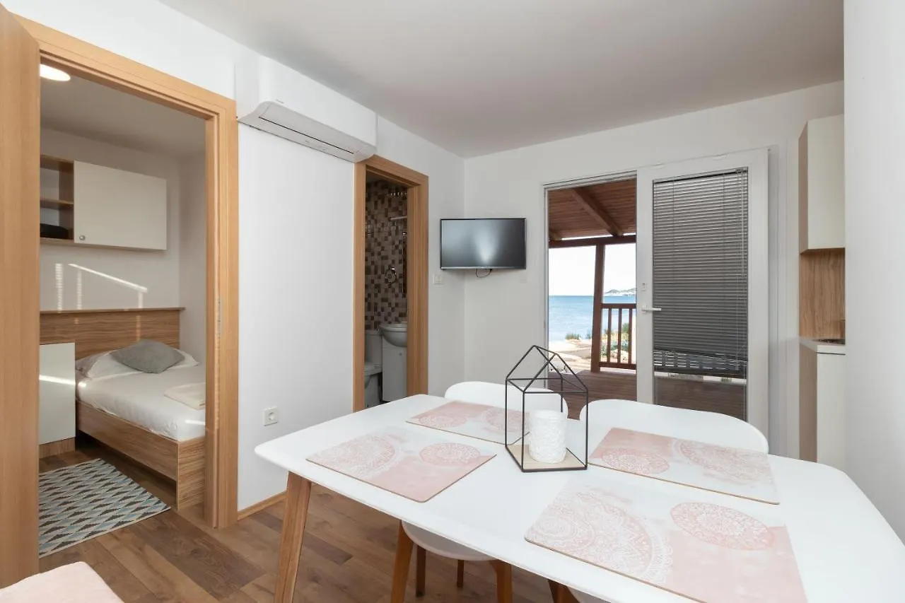 בית נופש Pašman Mobile Home Sea Shell
